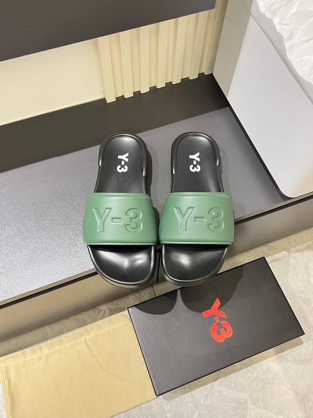 Y-3 男士云感拖鞋，解构美学重塑经典廓形，搭载创新缓震中底与防滑纹理，兼顾居家松弛感与出街造型力，让每一步都踏在潮流与舒适的平衡点上。码数：38-44