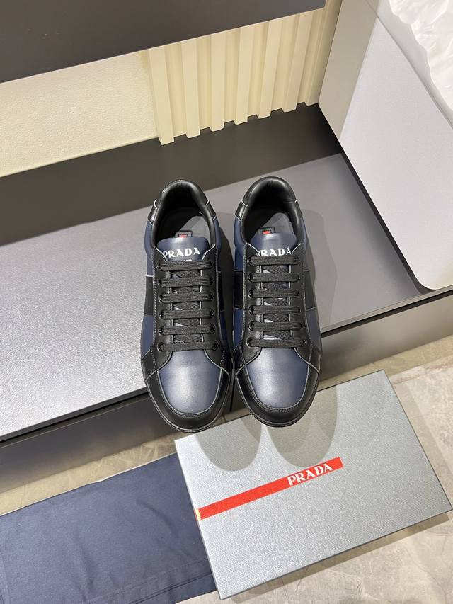 Prad*普拉*春夏新品男士高端运动鞋，这款运动鞋时尚百搭，简洁现代，融合运动风格和精致细节。选用进口绒牛皮材料打造，搭配橡胶鞋底，鞋舌压印字母徽标，简约时尚单