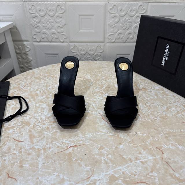 Ysl.顶级版本.高品质. 配置全套包装 2025新款 官网同步 1:1开模 品牌字母跟凉鞋 鞋面：真丝面料 内里：羊皮 跟高: 10.5Cm 大底：A级原版黑