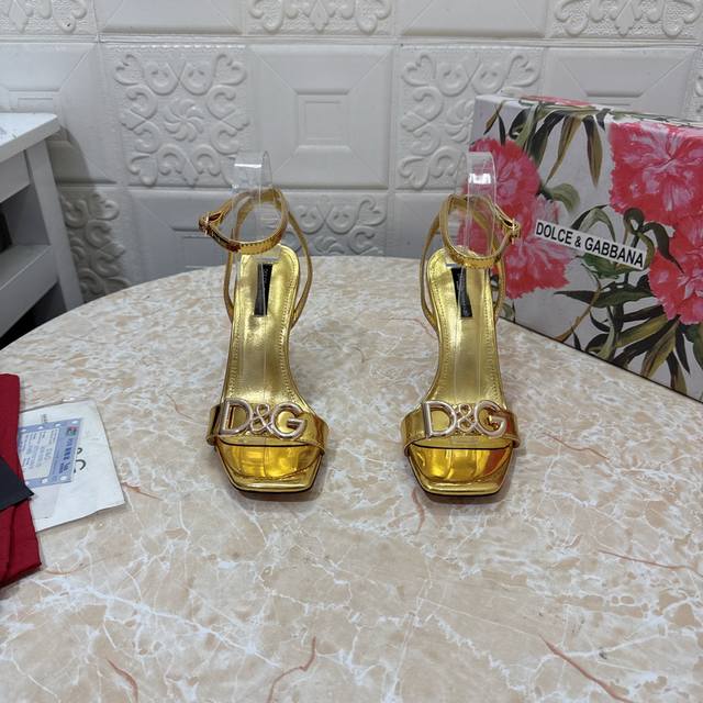 Dg.顶级版本.高品质 2025新款 独家开模 Dg大金扣跟凉鞋 鞋面：牛皮 内里：羊皮 跟高: 10.5Cm 大底：A级原版真皮大底 码数：Size.34–4