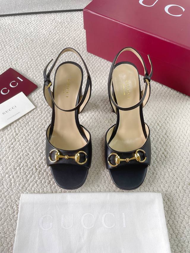 Gucci马衔扣露跟浅口后系带凉鞋粗高跟玛丽珍单鞋凉鞋 鞋面：进口高档油腊羊皮 内里 垫脚：全粒纹高档小羊皮 鞋底：意大利顶级真皮底 跟高：6.5Cm 9.5C