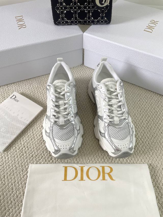 迪奥 Dior Chrono新款休闲运动鞋跑鞋老爹鞋，最新色，真的酷毙了，未来感十足真的好飒！再次演绎了迪奥酷时尚的理念，幸运星为你加持好运，全新的Eva鞋底超