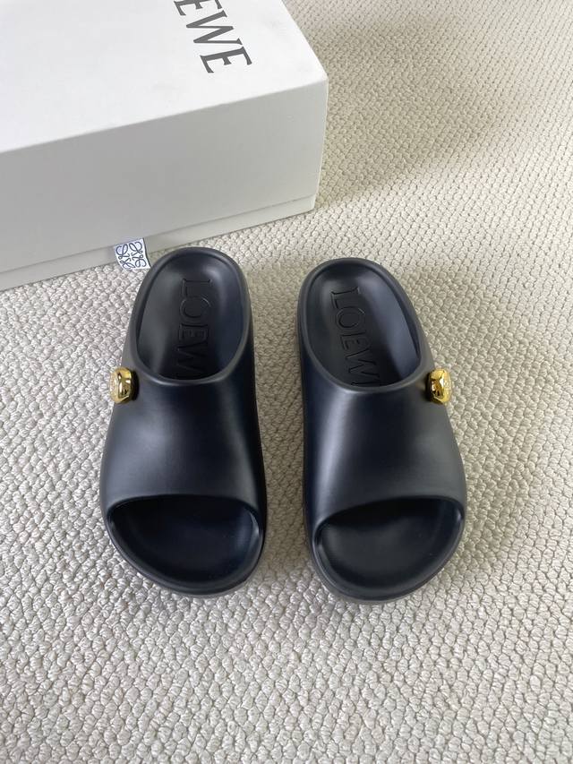 罗意威夏季Paulas限定时尚拖鞋 超轻拖鞋，超舒服，湿水，去沙滩穿超合适的， 颜值也很高 夏季必备款 橡胶发泡一体成型 电镀五金扣 果冻拖的设计充满了夏日的清