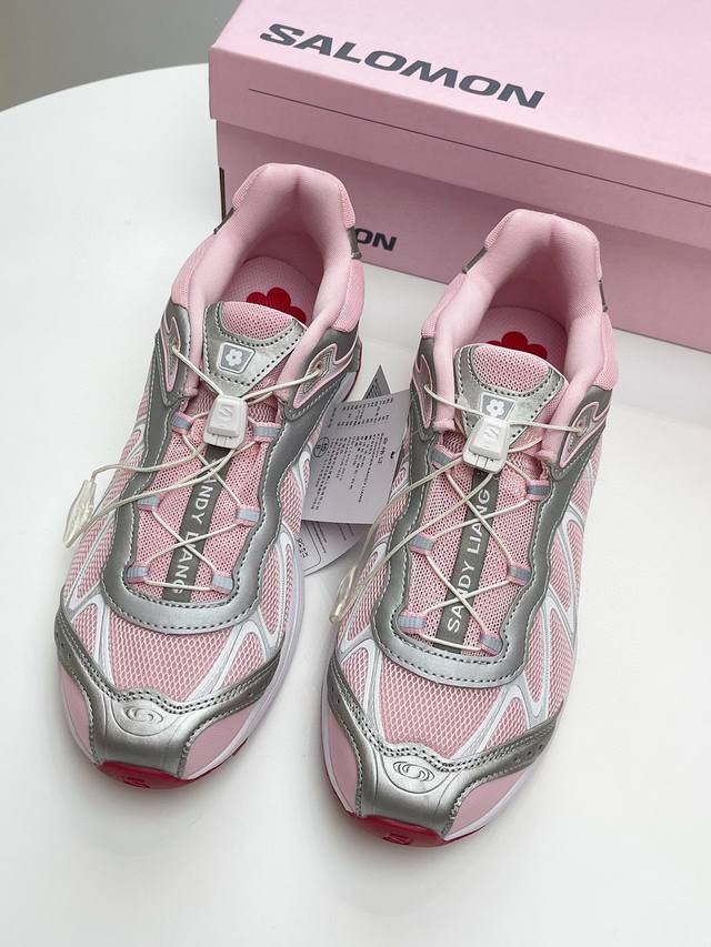 Salomon ｜ Xt-Whosper萨洛蒙运动鞋 在户外圈火出圈，在时尚圈也毫不逊色，外观设计很有线条感，不管是搭配户外机能风的冲锋衣、工装裤，还是日常的牛