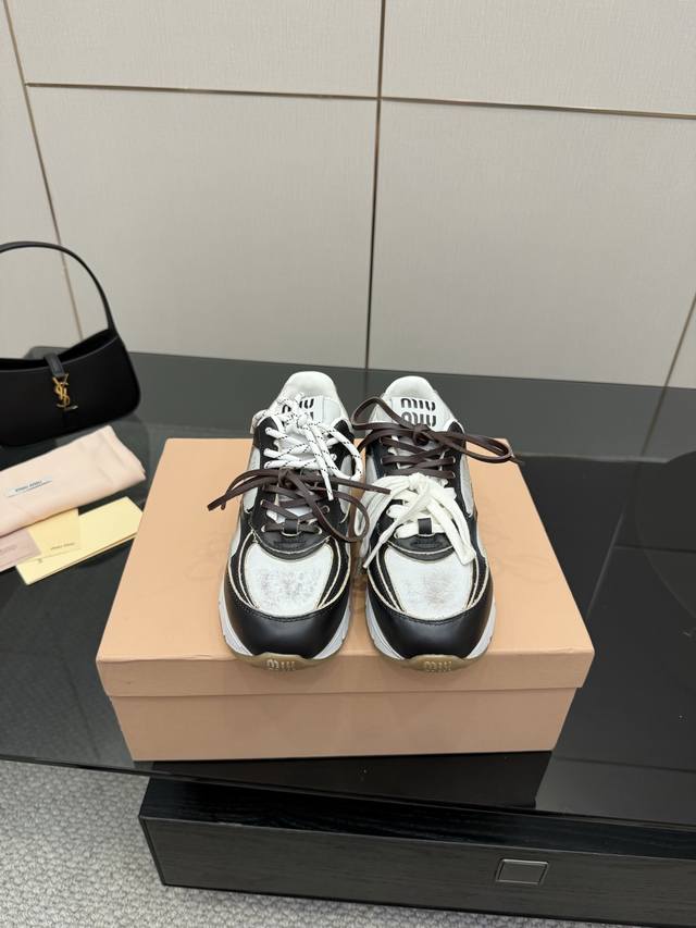 顶级版本 Miumiu 休闲运动鞋官网同步高版本！原版牛皮面料搭配精致芽边，每一寸皮质都透着低调的奢华感，穿上就是 不刻意的高级 。 绑带设计，优雅不设限 可调