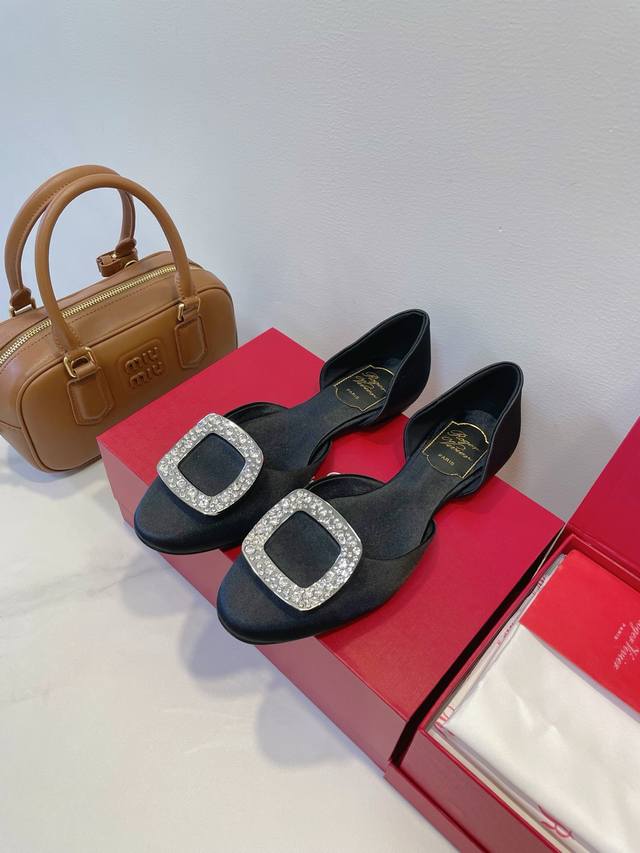 Ootd Roger Vivier Chips 轻奢平跟鞋，财阀千金即视感 经典Rv水钻丝绸，超级名媛风格，小众且高级，圆头设计，舒适度满满的，优雅又时尚， 超