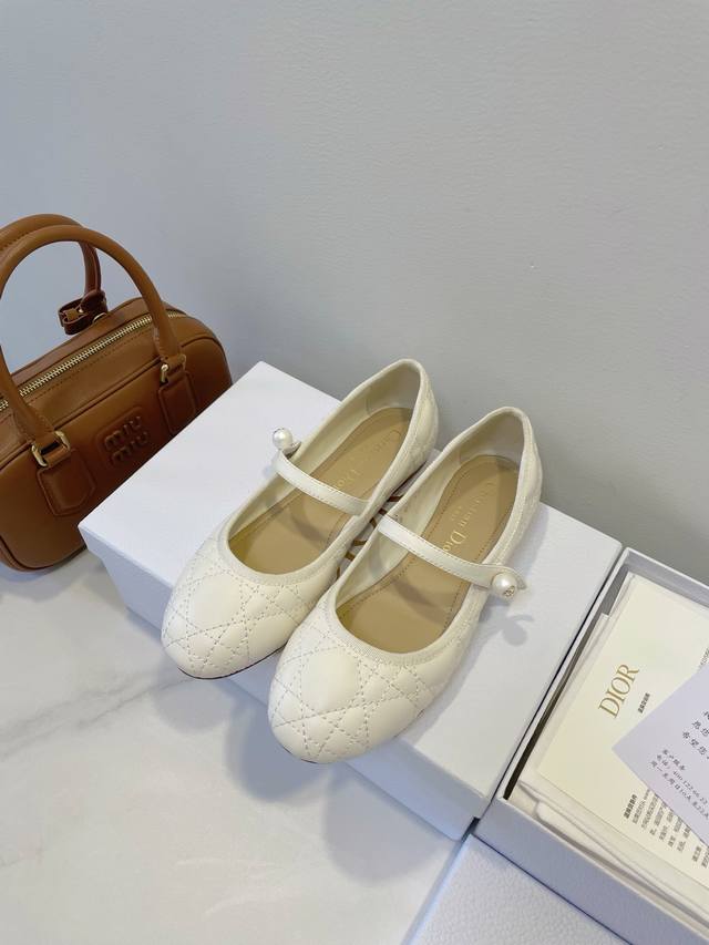 Dior 25Cruise鞋履，行走间散发优雅的力量 Ballet Flat 小牛皮芭蕾舞鞋，点睛之笔，蝴蝶结甜美精致，走路都带风，低跟设计不累脚，通勤逛街都狠