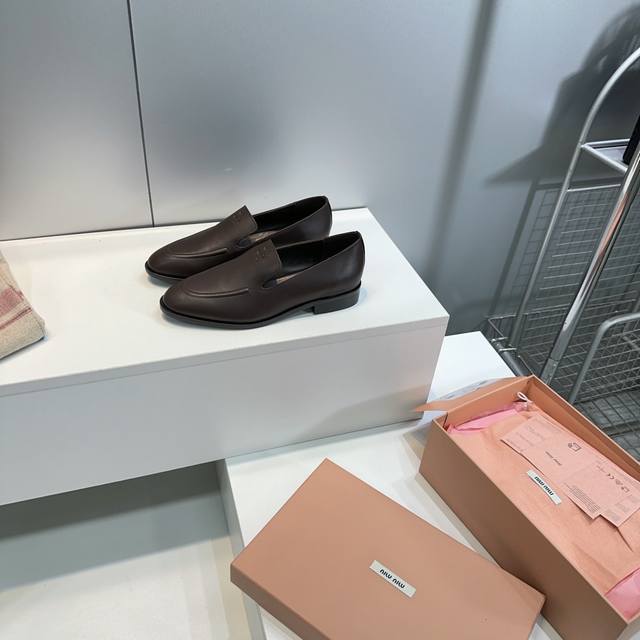 高品质出厂 ！顶级品质Miumiu缪缪25春夏新款简易复古平底乐福鞋单鞋！春夏清新配色曲线优美，日常穿搭都很搭鞋面压印有专属标识性Logo格调，上脚尽显优雅魅力