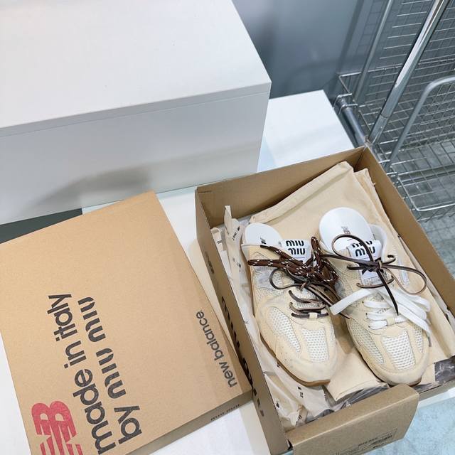 高品质出厂半拖 ！顶级品质情侣款！ 新色！ Miumiu 530 2025春夏新款联名款Nb复古网面运动鞋休闲鞋！ Miu Miu 缪缪大秀上爆出的这双与New