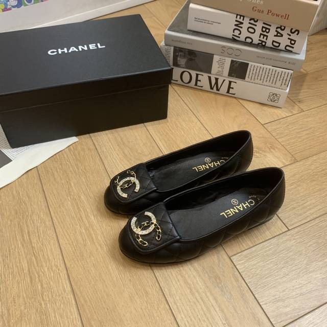 Chane*｜小香经典大双C 芭蕾舞鞋 一起做个奶乖奶乖的香香女孩呀 看到这双鞋的时候我是直接原地心动 经典与艺术感兼具 日常出街造型随你凹！ 鞋面采用进口小牛