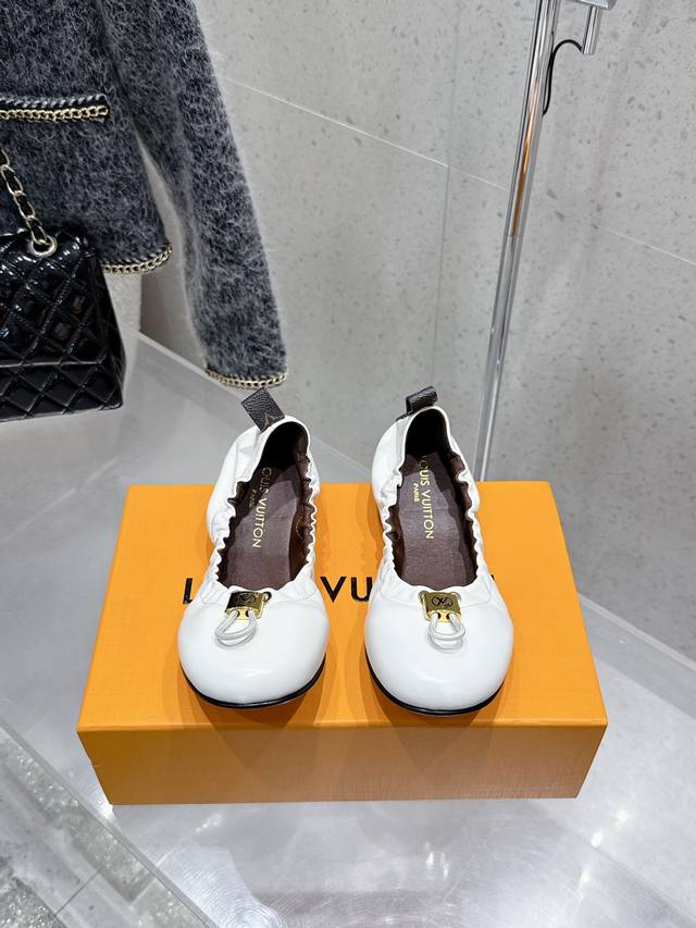 顶级版本 Louis Vuitton 25 春夏 锁扣 蛋卷鞋 芭蕾舞鞋 平底单鞋 简约精致，高级感满满，尽显优雅气质～ 上脚超好看，拉满了夏日美鞋绝绝子啊 鞋
