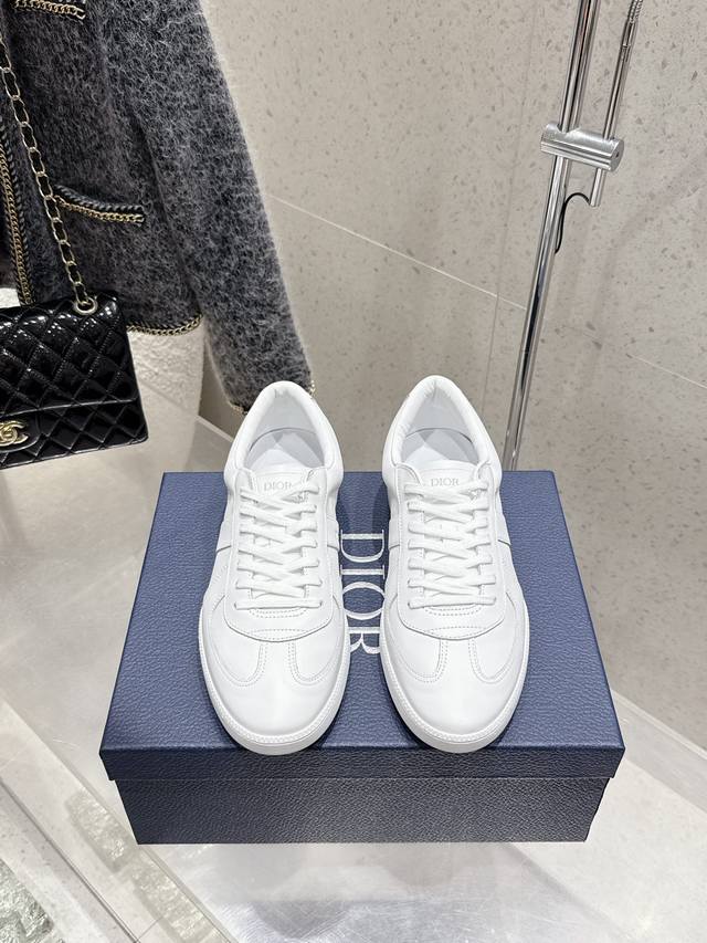 代购级 迪奥Dior 情侣款C ' Est 25Ss 新款休闲鞋运动鞋板鞋小白鞋 彰显醒目而时尚的风范。精心制作，鞋面设计风格搭配超级时尚，细节也增添一丝优雅气