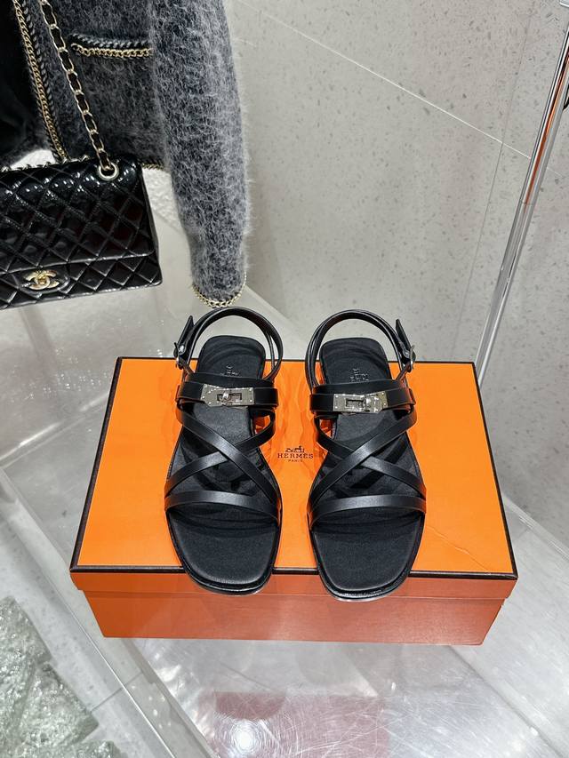 顶级版本 Hermes 爱马仕25 June Sandal系列 H家Kelly扣细带罗马 凉鞋 小牛皮凉鞋，搭配经典镀钯Kelly鞋扣和袢带。打造简约造型，可谓