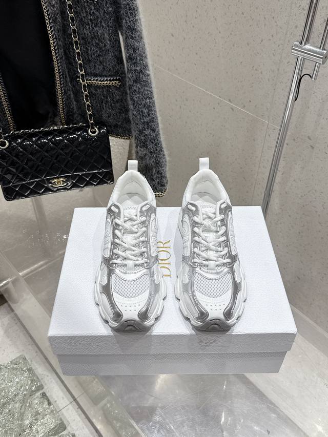 顶级版 2025最新两色 迪奥 Dior Chrono 新款休闲运动鞋跑鞋老爹鞋 真的酷毙了，未来感十足原版完美复刻！全对版材质 模具！！ 码数：35-39 4