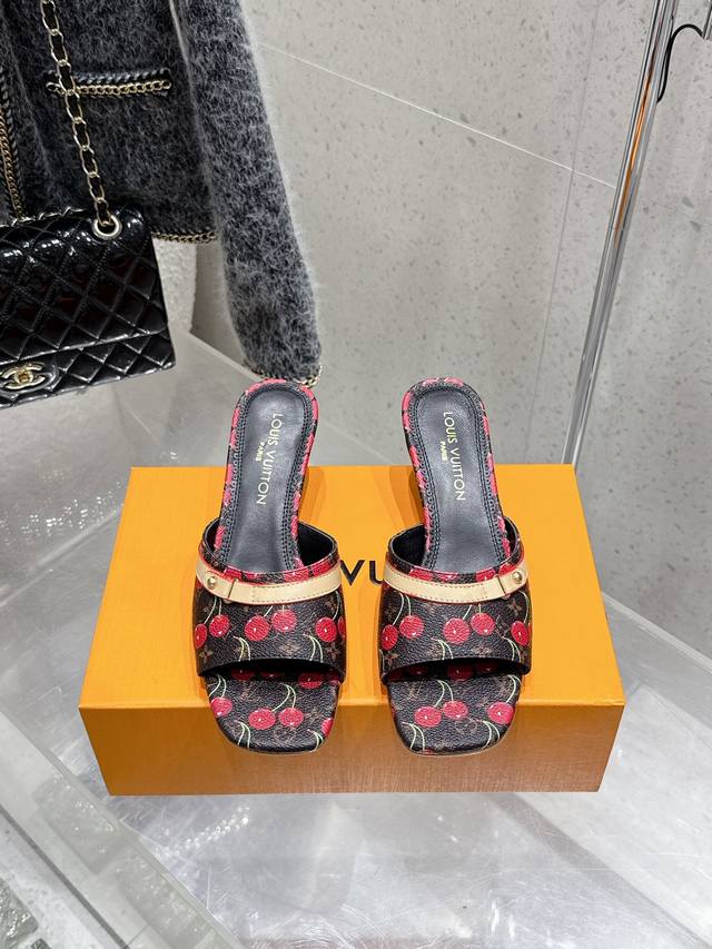 Louisvuitton 25 春夏新款 蝴蝶结跟矮跟凉拖鞋 很难不怀疑是不是借鉴了唐朝的唐三彩作为基础，创新成Lv经典标志Logo，采用彩色以及鞋面的大面积底