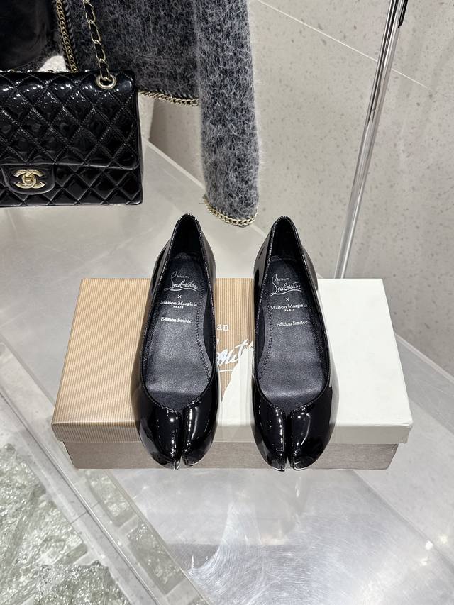 克里斯提 鲁布托联名马吉拉分趾平底单鞋 Maison Margiela 与 Christian Louboutin 推出首个联名鞋履系列 全新合作以两种互相交融
