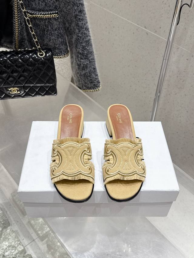 Celine 赛琳 2025Ss 春夏新款拖鞋 凯旋门英伦风平底微标拖鞋 简约大气时髦 耐看不过时 是时尚圈永不退潮的经典所在，复古的英伦风格，让你穿出不一样的