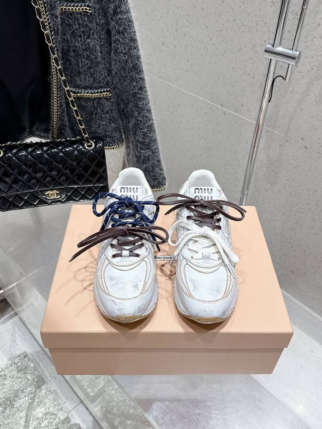 代购版 Miumiu 缪缪 25Ss 春夏新款 饼干鞋阿甘鞋休闲运动鞋 Miumiu最新爆款 前卫大胆的设计，Miu Miu风格融于此款厚底帆布运动鞋的简约线条