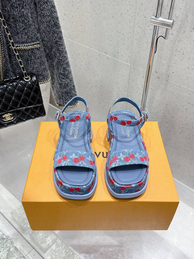 皮面 牛仔布 Louisvuitton 25 夏季限定 樱桃风 平底 凉鞋 最新夏季限定 樱桃风系列 采用彩色以及鞋面的大面积底色作为对比，创造出樱桃彩色元素风