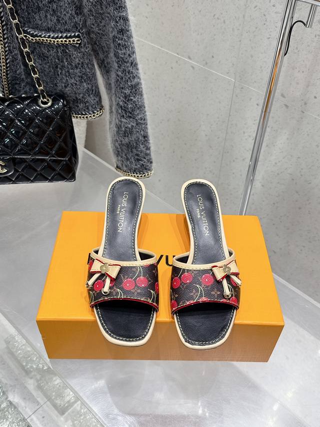 Louisvuitton 25 夏季限定 樱桃风 细跟 凉鞋 蝴蝶结矮跟拖鞋 Lv 最新夏季限定 樱桃风系列 采用彩色以及鞋面的大面积底色作为对比，创造出樱桃彩