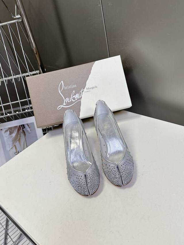 Cl 红底鞋X Maison Margiela 分趾联名款高跟鞋 Maison Margiela 与 Christian Louboutin 推出首个联名鞋履系