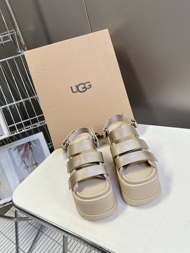 Ugg春夏最新松糕厚底拖鞋凉鞋 一款不会撞衫的鞋子、简约的隔板设计鞋面 魔术贴带子 春夏必备款、无论什么裤子裙子都能驾驭 上脚非常舒适好看鞋底超级轻 妥妥的增高