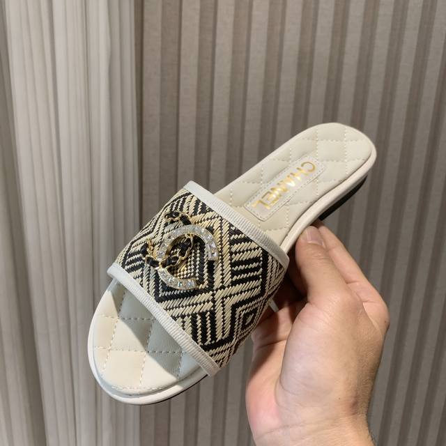 Chane* ｜小香25P春夏新品 双C平底拖鞋 鞋面采用原版定制材质 内里垫脚均为丝绸羊皮 意大利进口牛皮大底 Size：35-39 40 41定制