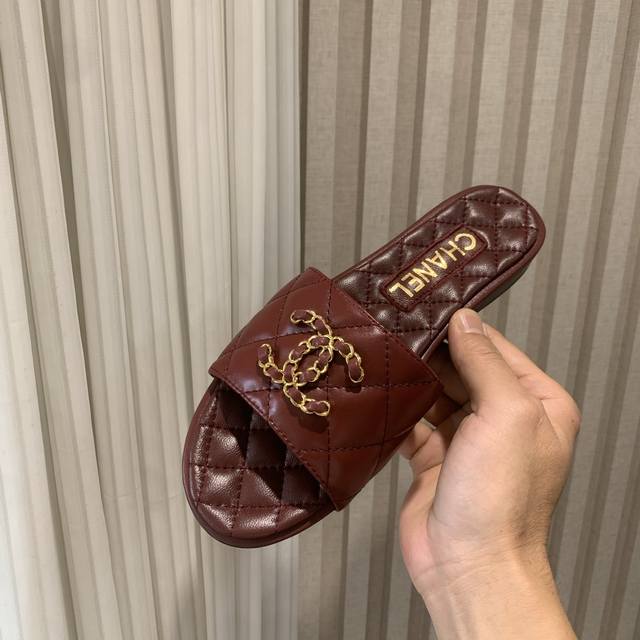 Chanel 小香25Ss新款懒人拖双C扣拖鞋 百搭显脚瘦气质款，颜值爆棚的一款拖鞋，任意搭配都很绝！懒人拖鞋值得推荐 鞋面小牛皮 内里混种羊皮 意大利真皮大底