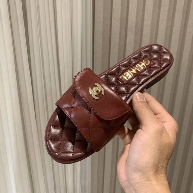 Chanel 小香25Ss新款懒人拖拖鞋 百搭显脚瘦气质款，颜值爆棚的一款拖鞋，任意搭配都很绝！懒人拖鞋值得推荐 鞋面小牛皮 内里混种羊皮 意大利真皮大底 Si