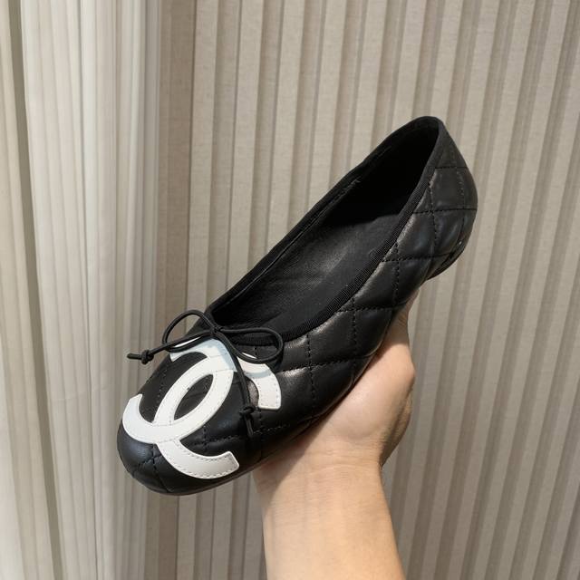 Chane*｜小香经典大双C蝴蝶结 芭蕾舞鞋 一起做个奶乖奶乖的香香女孩呀 看到这双鞋的时候我是直接原地心动 经典与艺术感兼具 日常出街造型随你凹！ 鞋面采用进