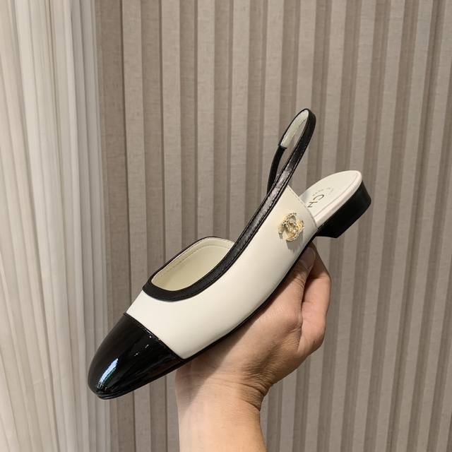 Chane*｜小香经典后空凉鞋 经典永不过时 简约大气 拼接加双C设计～ 显瘦百搭～脚感非常舒适！ 凸显优雅的爆品 小香粉必入！ 鞋面采用进口小牛皮 牛油 特殊