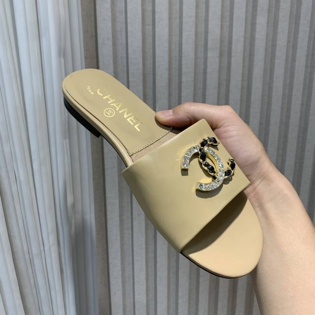 Chanel2025 小香春夏新款爆品双C钻扣平底拖鞋 材质：原版小牛皮 内里：原版内里羊皮 垫脚：羊皮 大底：真皮大底 码数:35-41 40 41定