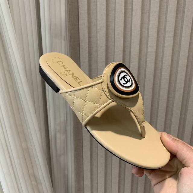 Chane*｜小香25P春夏新品 双C平底拖鞋 夏天的人字拖莫名让人感到自由 双C大Logo大气上档次 也太好看了吧 上脚超秀气显白！ 鞋面采用原版定制材质 内