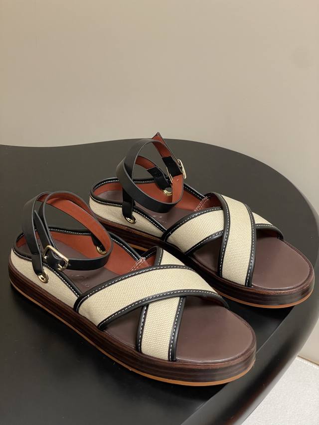Loro Piana 诺悠翩雅 Lp70S春夏新款交叉带厚底凉鞋露跟绕带设计极简风复古凉鞋 Leo平底露趾凉鞋是夏季日常穿搭的理想之选，步履之间尽显优雅与舒适。