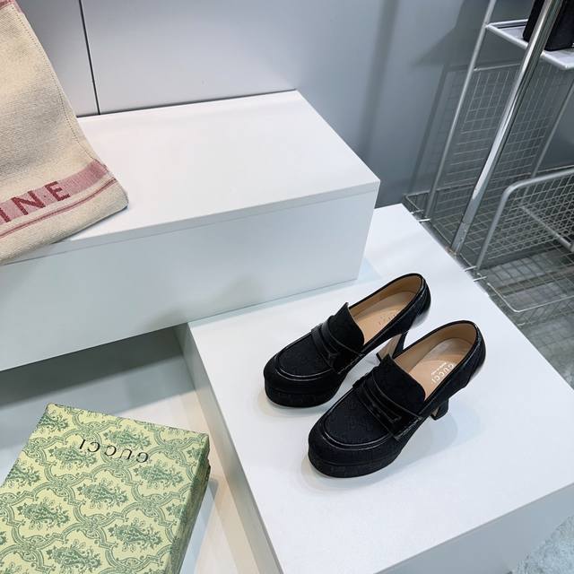 高品质出厂 ！顶级品质Gucci古驰25春夏G家经典走秀马衔扣恨天高防水台高跟凉鞋！ G家在体现高级感这块 总让人大写的服气 看起来蛮简单的款式 但上脚就莫名很
