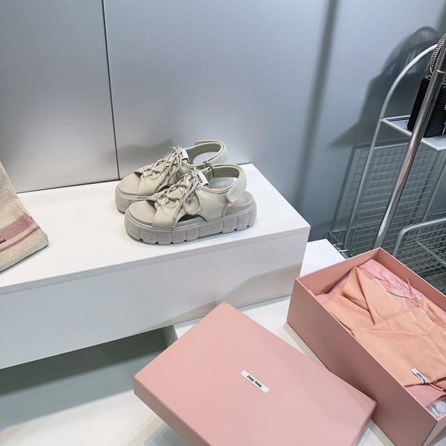 高品质出厂 ！顶级品质Miu Miu 缪缪 25春夏新款水台厚底系带凉鞋！ 缪家新款今年设计师开挂啦 好好看 不仅增高 底也不沉 这款鞋子强烈推荐上脚 也太好穿