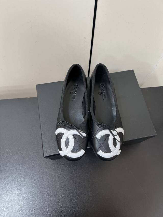 Chanel香奈儿25P新品蝴蝶结芭蕾舞娃娃鞋 小香原版1:1复刻 经典中的经典 无论搭配裤装还是裙装都是完美 小圆头的设计很好的修饰脚型 ，小仙女们必备！ 鞋
