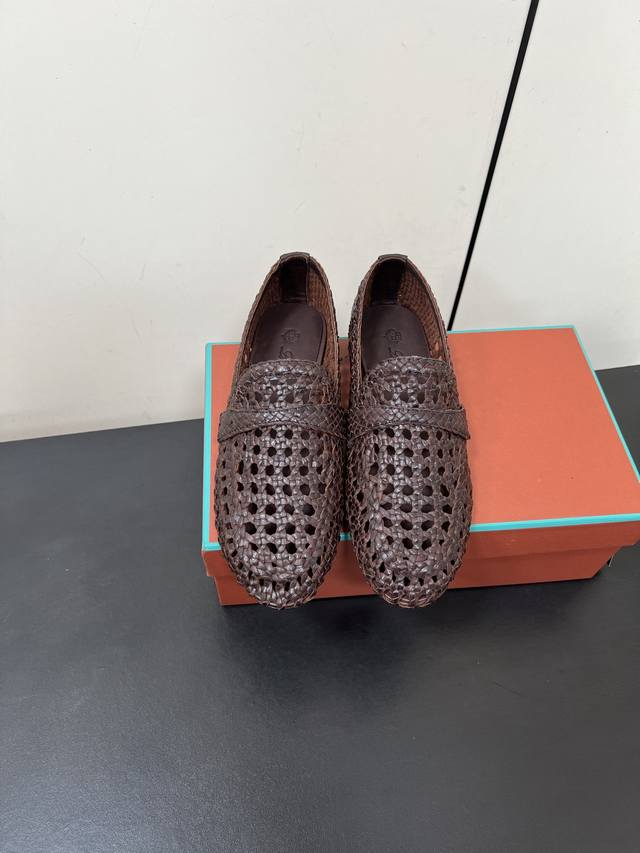 Loro Piana 新品 Lp老钱风牛皮镂空编织乐福鞋 将夏日氛围感拉满 透气孔洞设计 打破常规鞋面的沉闷 牛皮编织纹理细腻又别致 自带慵懒松弛感 是时髦精鞋