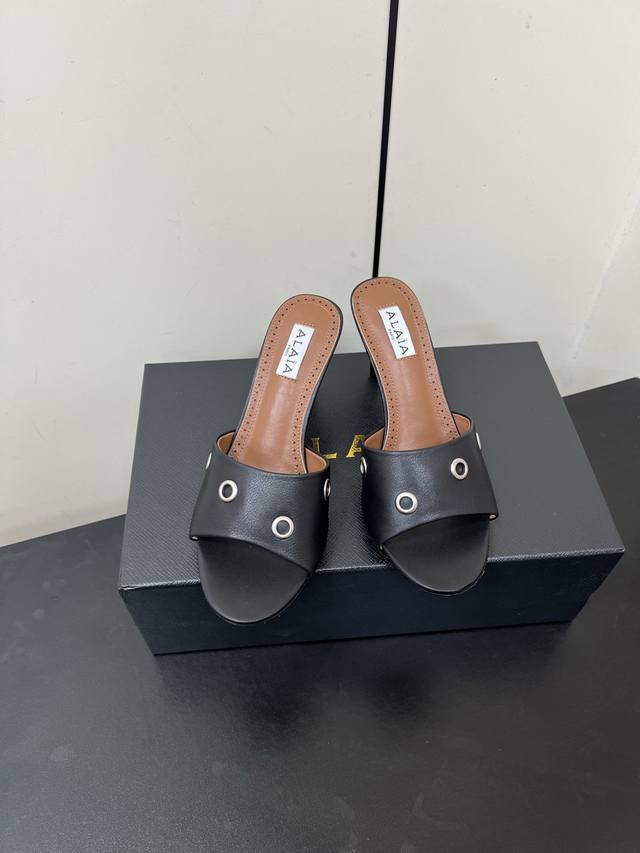 Alaia 阿莱雅 小众潮牌 25Ss春夏新款 细跟拖鞋 这品牌这不用多说，是近两年最火之一的品牌，几乎博主人手一双！ 春天的季节就要到了，推荐这款随性又不乏设