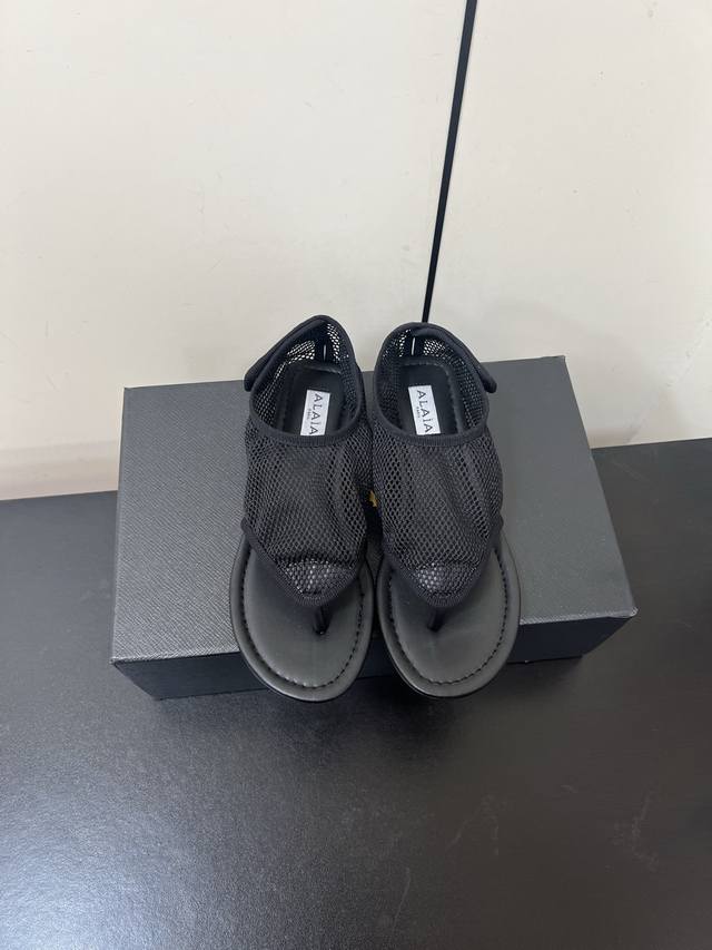 Alaia 25Ss 春夏季新款 明星同款 穿搭万金油 夹脚 渔网鞋 轻盈透气 夏日松弛美学透气网面日月光倾泻 交织出若隐若现的透感美学 网面设计 呼吸感拉满