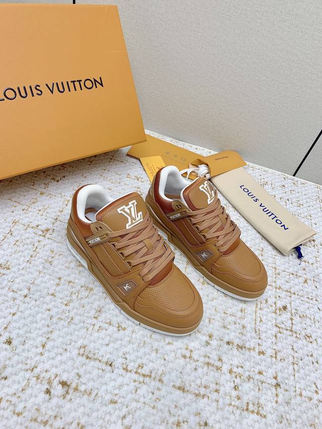 出厂 高版本 Lv Trainer 情侣限定系列休闲运动篮球鞋 颜值担当 上脚帅炸 每个颜色都是巨巨巨好看 潮人必备单品 原版订制压纹粒面小牛皮 非市面超纤皮
