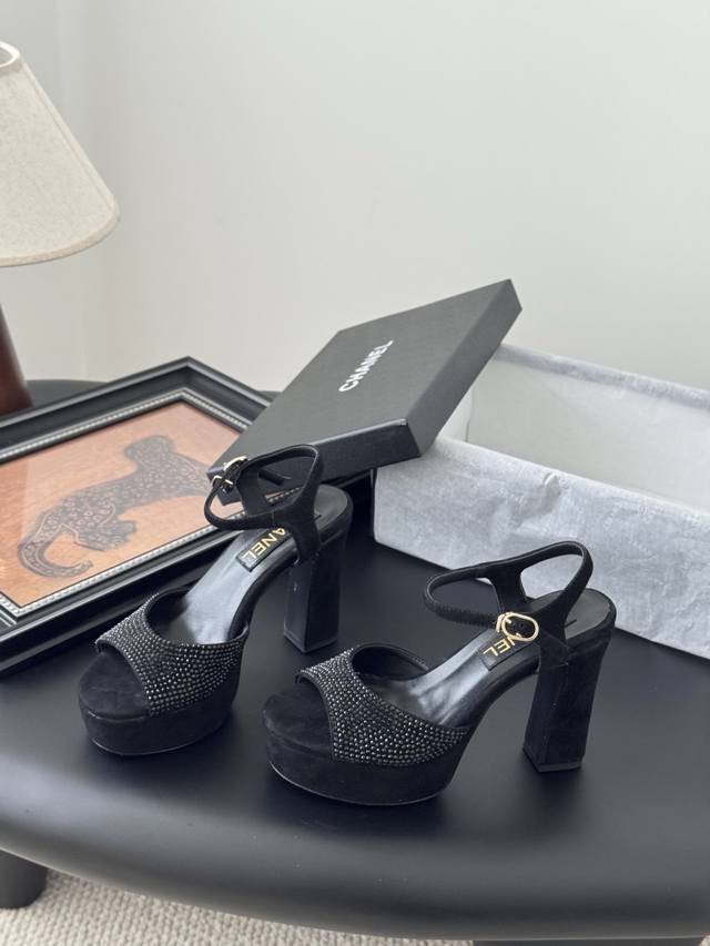 Chanel25K早春系列防水台烫钻凉鞋 新款抢先发售 原版烫钻工艺 内里垫脚羊皮 真皮大底 Size:35-39 其它码数定做