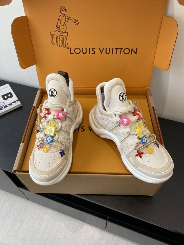Lv 2025春夏新款老爹鞋 尽显青春活力，日常穿搭超级抢眼，经典的拱形设计，一向被称之为美腿神器！绝对的人手必备 鞋面：原版一致牛皮，耐穿耐磨 大底：原版开模