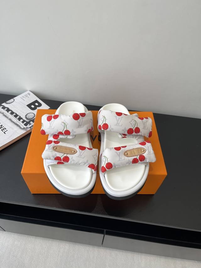 Louis Vuitton 25Ss 樱桃系列 夏季新款凉拖 魔术贴 可调松紧的设计 满满的沙滩风情 原版开模Lv金属 Logo装饰鞋面 定制进口提花布料原版老