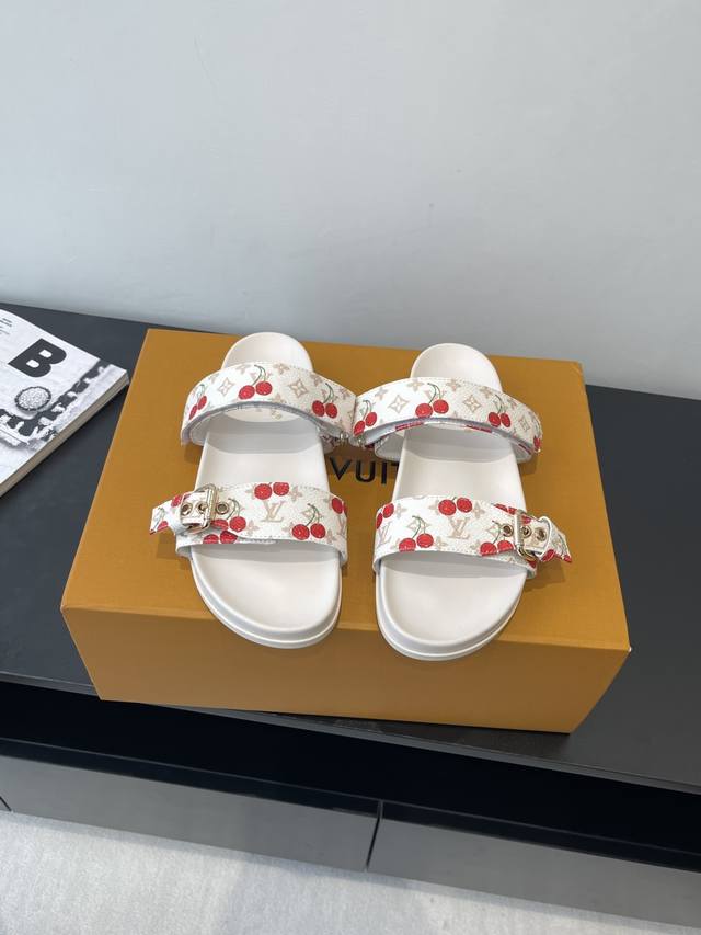 Louis Vuitton 25Ss 樱桃系列 夏季新款凉拖 魔术贴 可调松紧的设计 满满的沙滩风情 原版开模Lv金属 Logo装饰鞋面牛皮 定制进口提花布料原