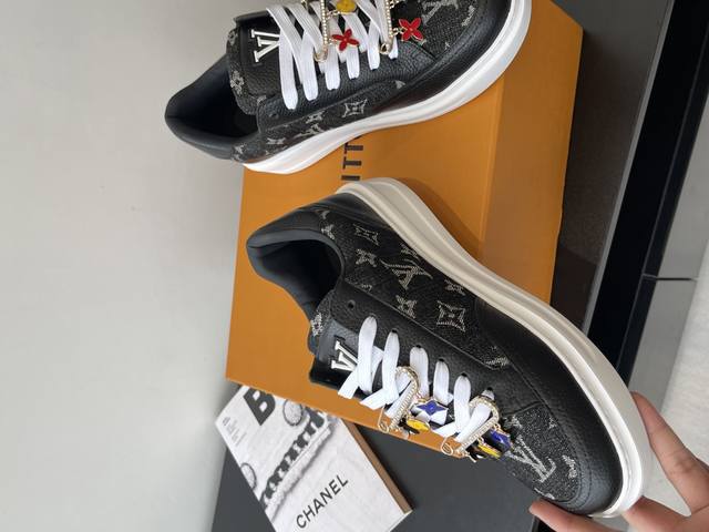 Louis Vuitton 路易威登Beverly Hills运动鞋 休闲鞋 Beverly Hills 运动鞋以摩登笔触焕新设计 为镜面牛皮革描绘袖珍 Mon
