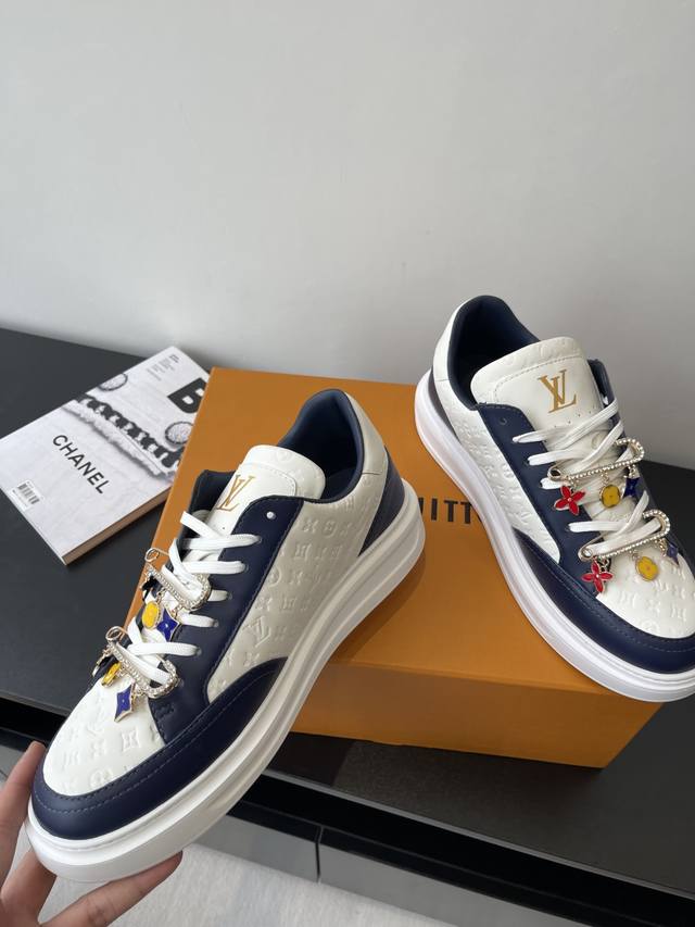 Louis Vuitton 路易威登Beverly Hills运动鞋 休闲鞋 Beverly Hills 运动鞋以摩登笔触焕新设计 为镜面牛皮革描绘袖珍 Mon