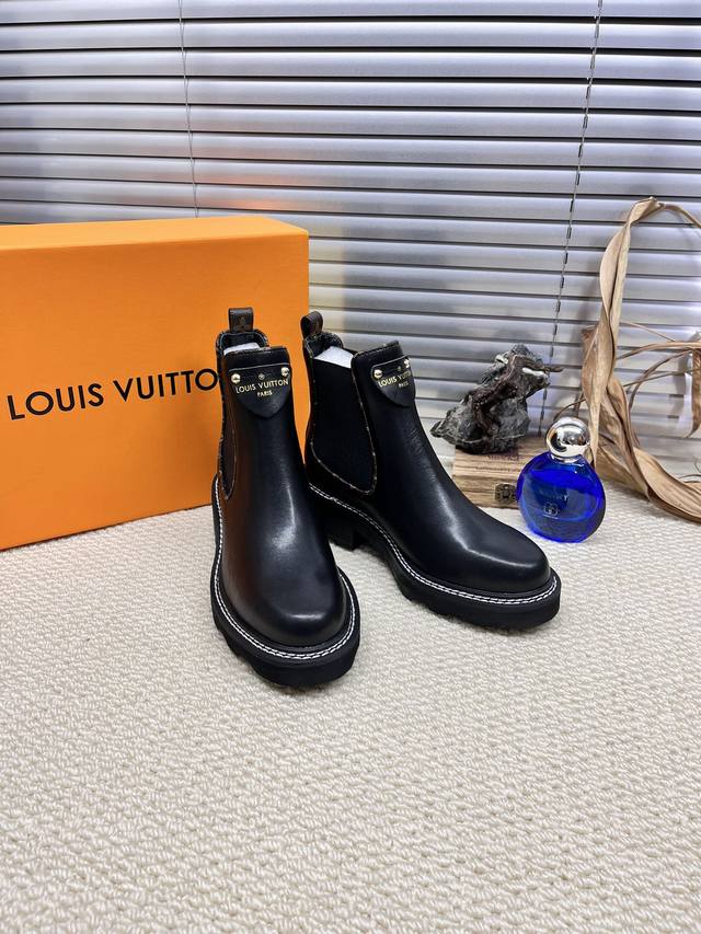 Louis Vuitton路易威登马丁靴市场高端产品质量、代购级别原版原单专属材料搭纹理细致的小牛皮，对路易威登特色元素进行饶有趣味的解构。清爽利落的造型线条、