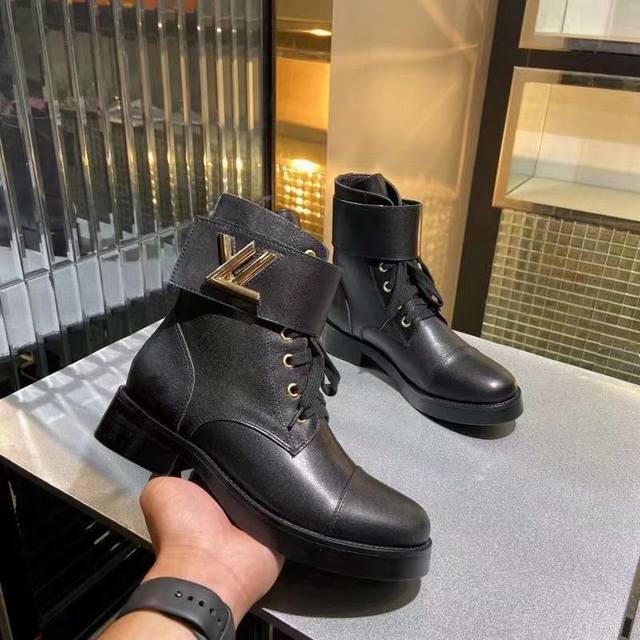 Louis. Vuitton 专柜主打款巴黎时装周走秀系列爆款，纯正1:1打造金色铆钉、可以360度旋转的Logo每个特点都让人着迷，明星大咖对她更是爱不释手，