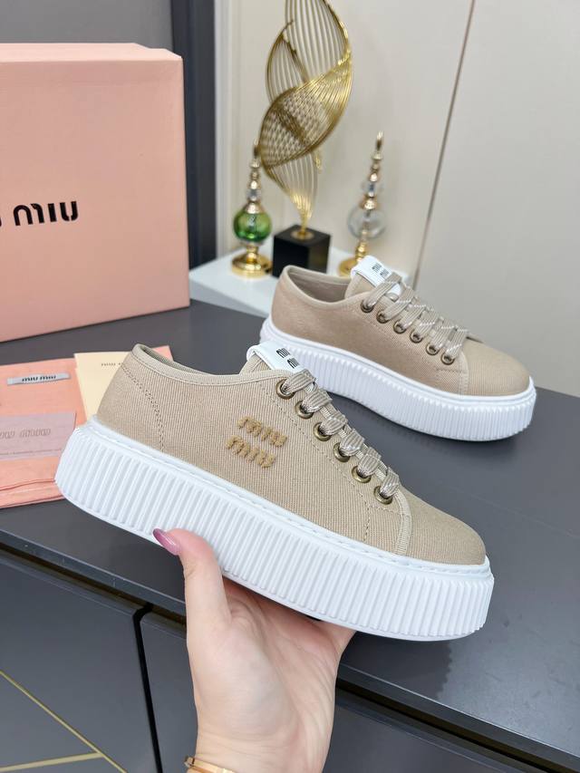 缪缪 Miumiu2025春夏时尚新品，厚底轻便增高小白鞋体现了Miu Miu 的大胆特色，尽展女士魅力，简约线条 ，别致徽标饰于鞋舌点缀，现代风格简约高级 轻